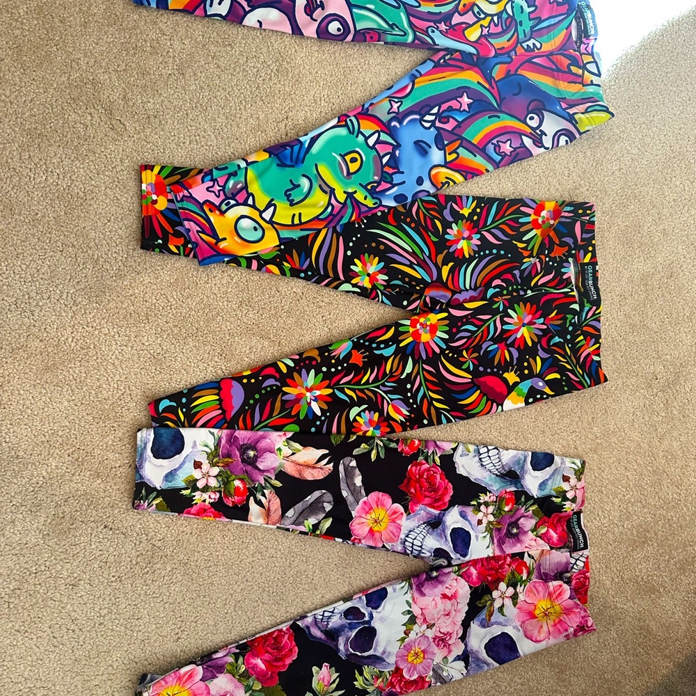 Gearbunch Small Bright Floral Print Capri Leggings - Picture 2 of 3
